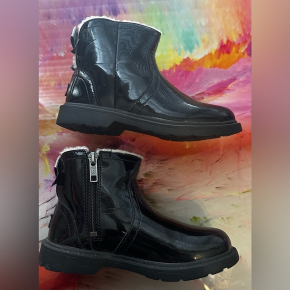 UGG Toddler Lynde Patent Ankle Boot - Picture 5 of 7